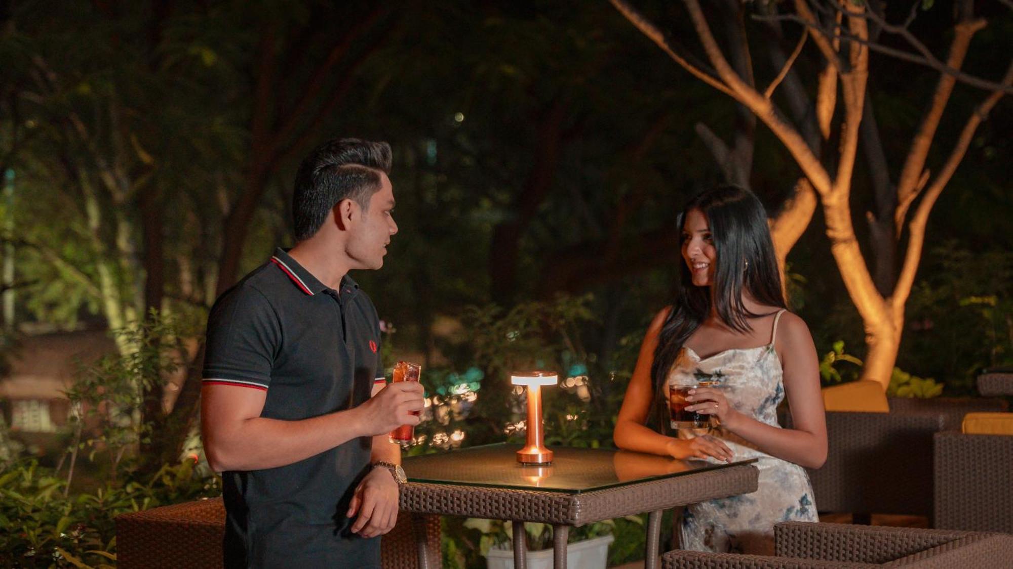 فندق حياة بيون بونة المظهر الخارجي الصورة A couple at a bar