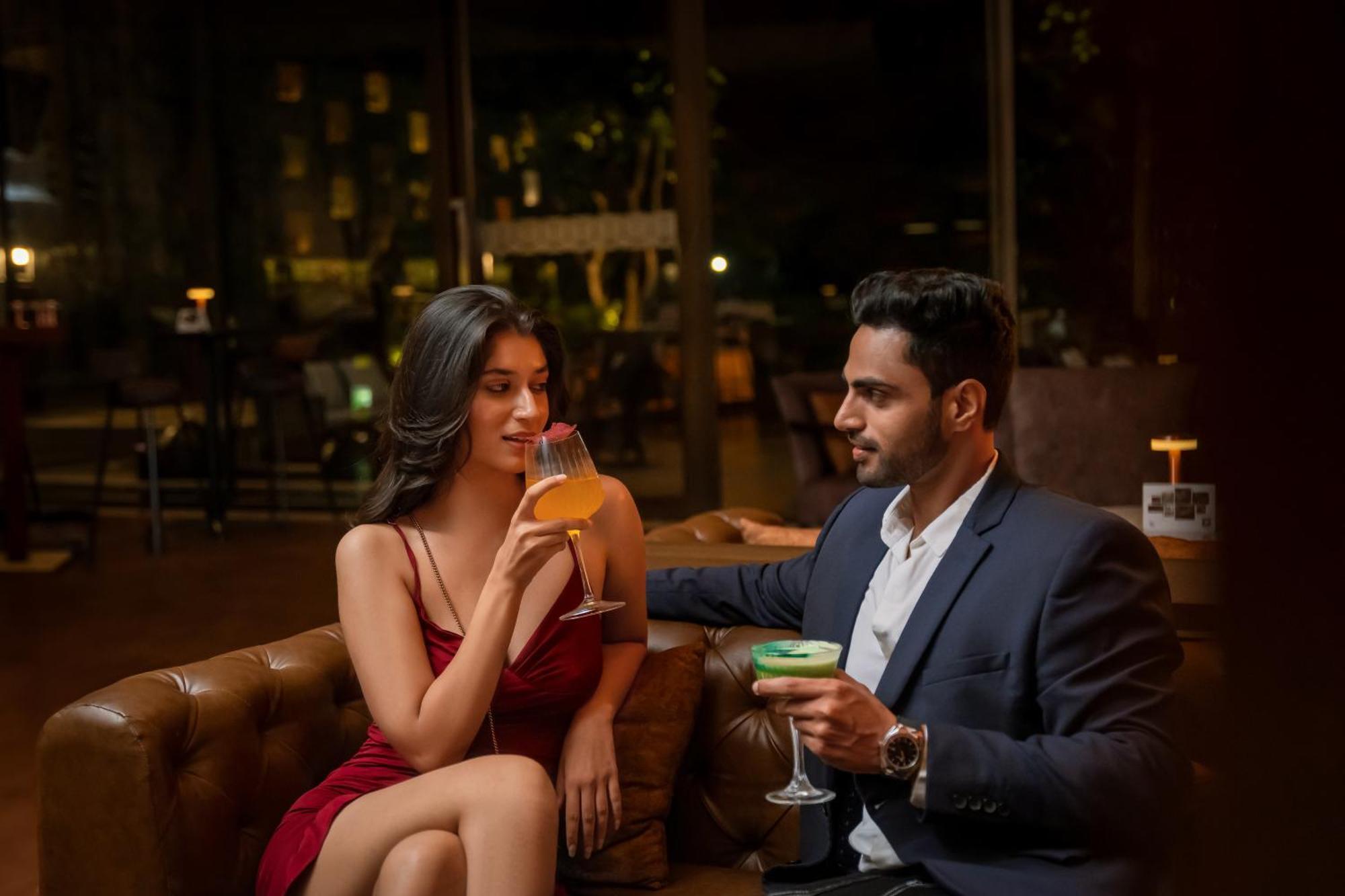 فندق حياة بيون بونة المظهر الخارجي الصورة A couple drinking cocktails