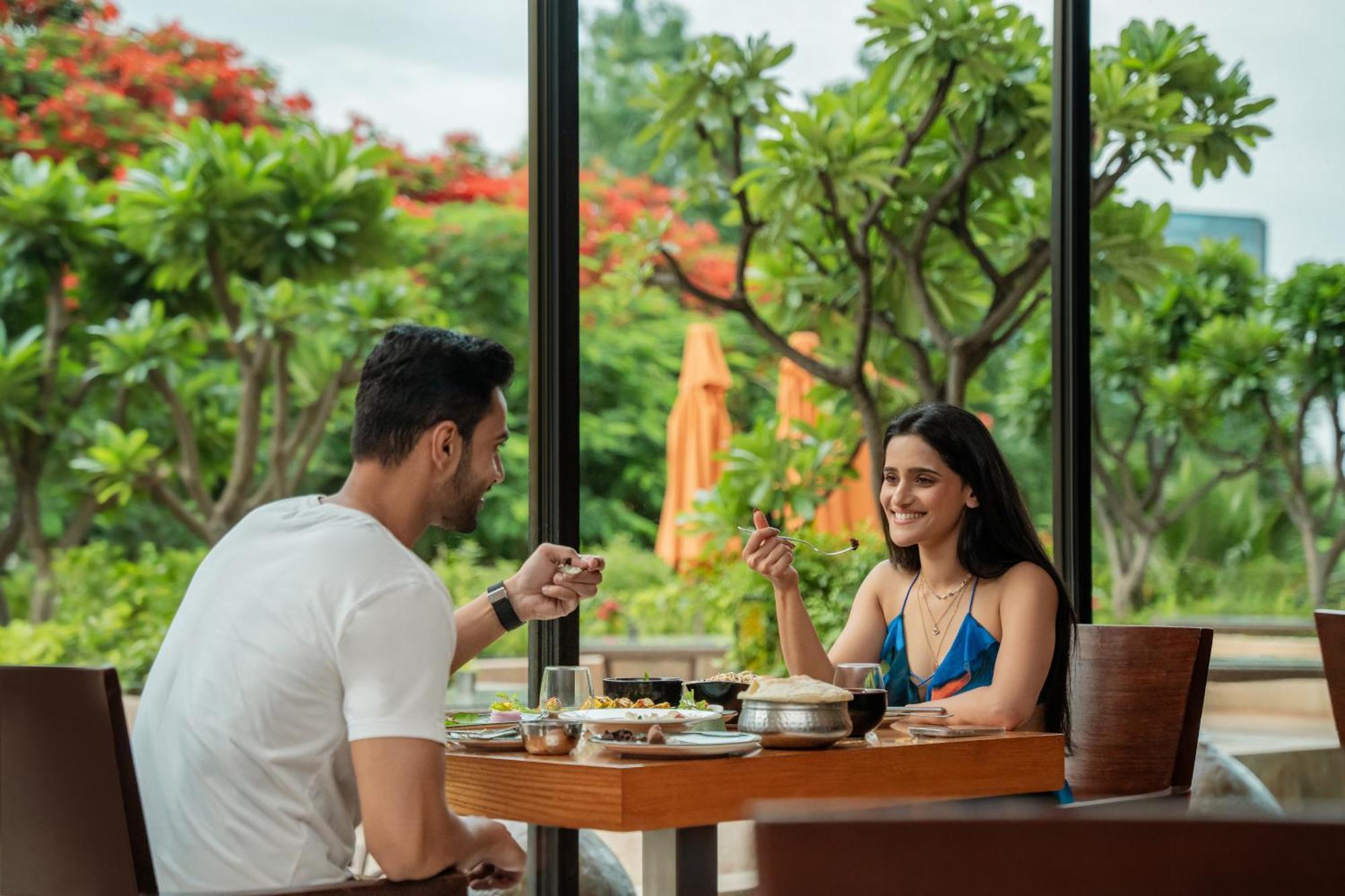 فندق حياة بيون بونة المظهر الخارجي الصورة A couple dining at the hotel